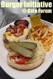 Das FORUM Café, Bar & Restaurant gründet die BURGERinitiative – BURGER mit Beilage und Getränk für 9,90 € (©Foto: Martin Schmitz)
